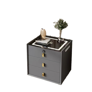 Nočný stolík z masívneho dreva so lampou a bezdrôtovým nabíjaním, moderný minimalistický dizajn pre spálňu, úložný kabinet.