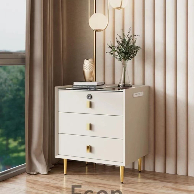 Nočný stolík z masívneho dreva so lampou a bezdrôtovým nabíjaním, moderný minimalistický dizajn pre spálňu, úložný kabinet.