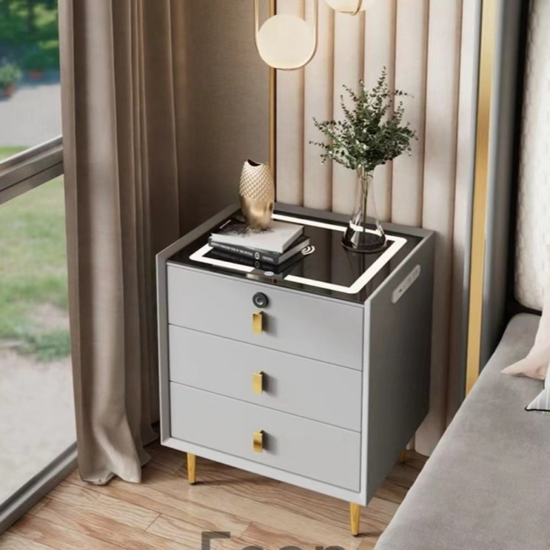 Nočný stolík z masívneho dreva so lampou a bezdrôtovým nabíjaním, moderný minimalistický dizajn pre spálňu, úložný kabinet.