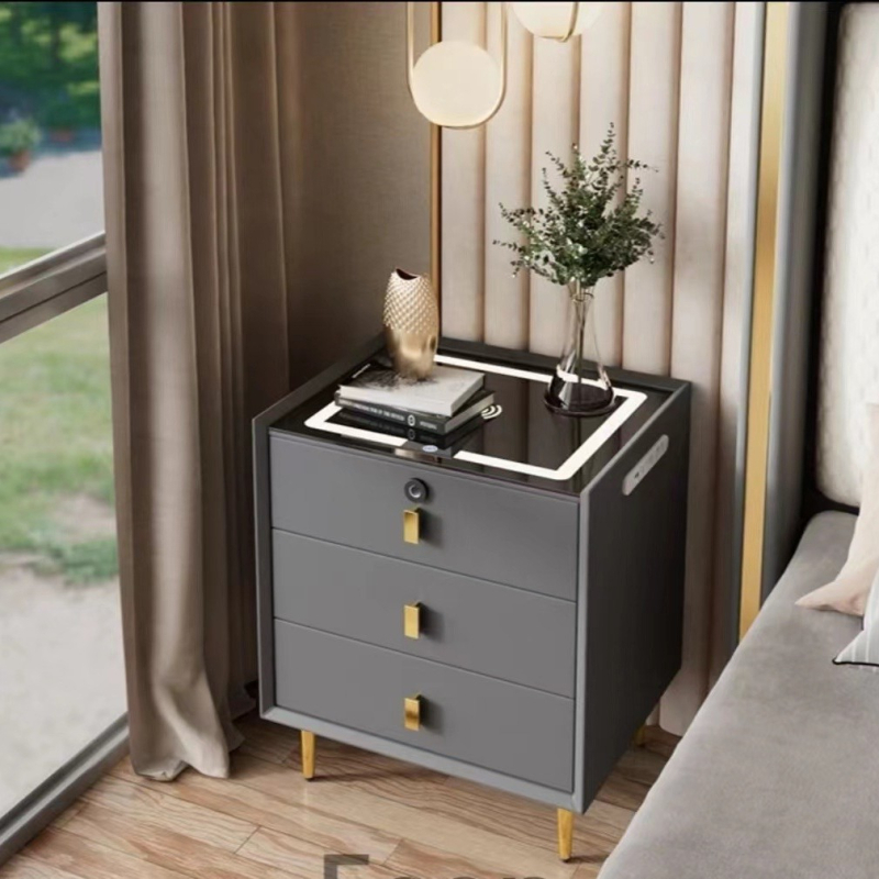 Nočný stolík z masívneho dreva so lampou a bezdrôtovým nabíjaním, moderný minimalistický dizajn pre spálňu, úložný kabinet.