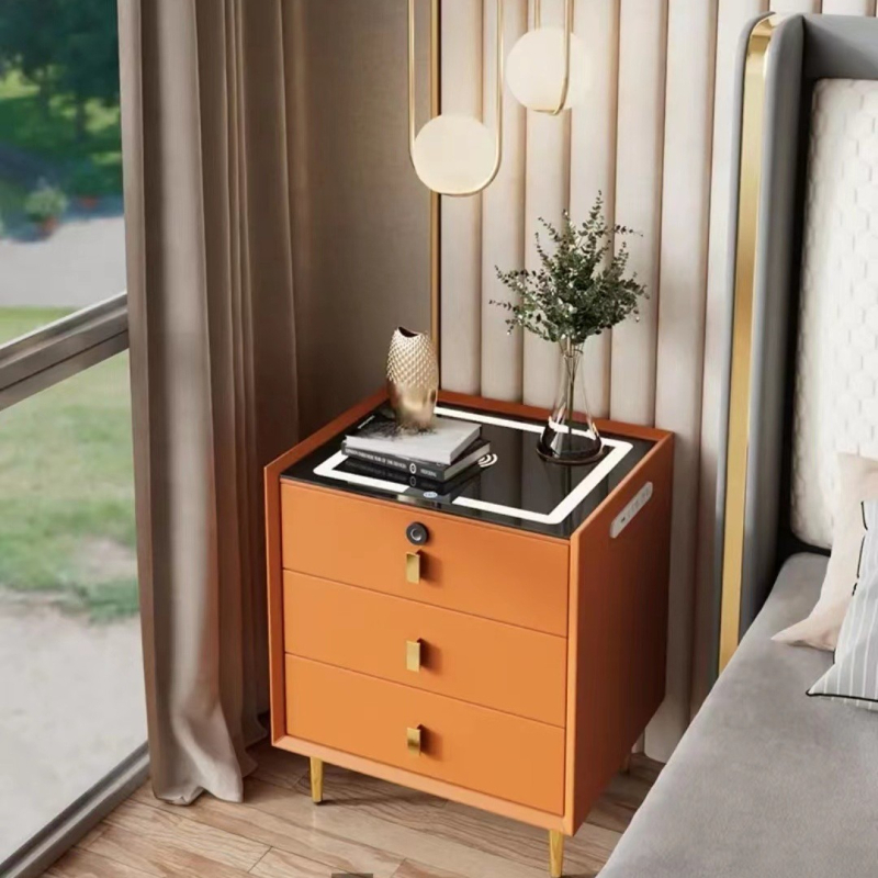 Nočný stolík z masívneho dreva so lampou a bezdrôtovým nabíjaním, moderný minimalistický dizajn pre spálňu, úložný kabinet.