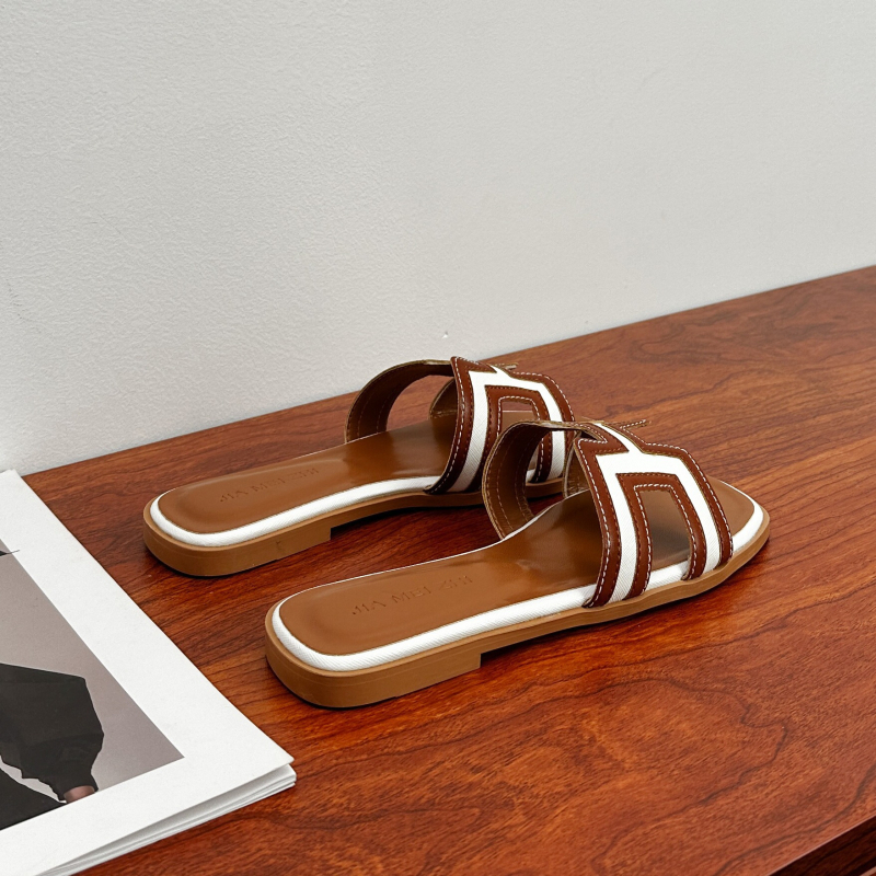 Női kültéri szandál egy pánttal, 2026 nyári divat, lapos talpú, kényelmes a strandra és utazáshoz
