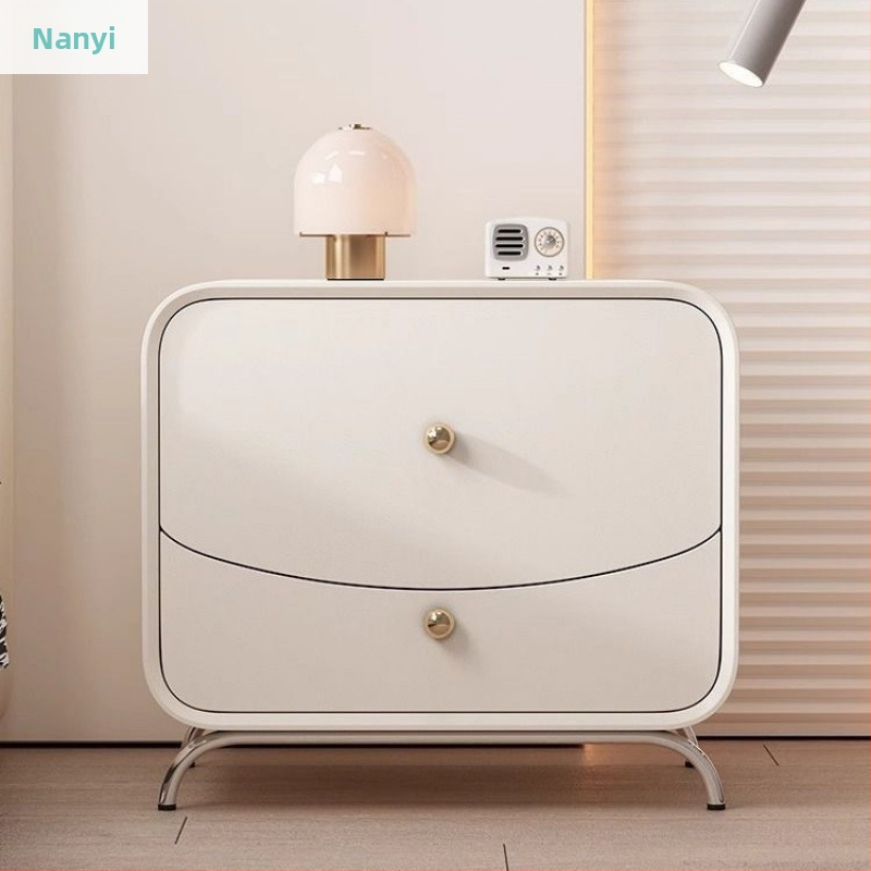 Nanyi nočný stolík z masívneho dreva, kompaktný moderný krémový úložný kabinet do spálne