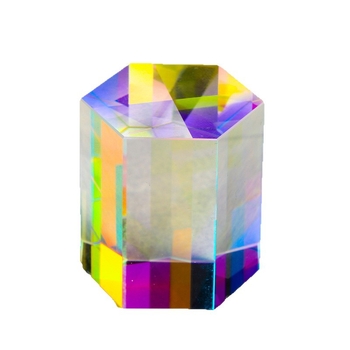 Kristálydísz Rubik-kockával, napfogóval, színkeverő prizmával és hexagonális prizával — tudományos kísérletekhez