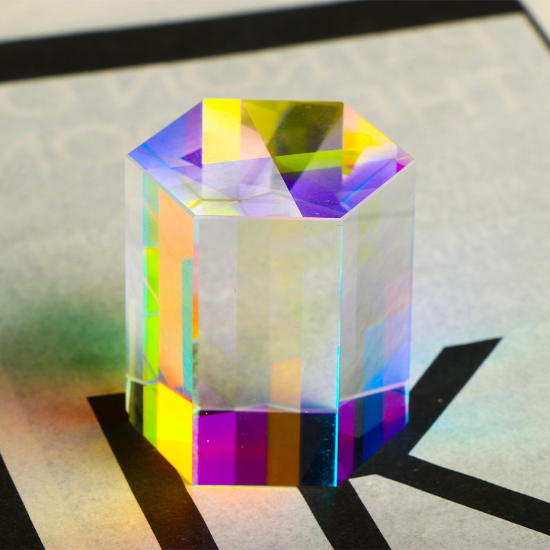 Kristálydísz Rubik-kockával, napfogóval, színkeverő prizmával és hexagonális prizával — tudományos kísérletekhez