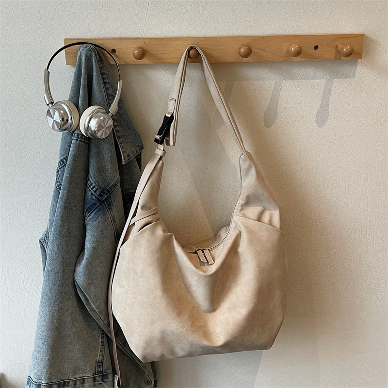 2025 PU torba za rame, jednobojna, casual i chic, velika kapaciteta, crossbody za žene