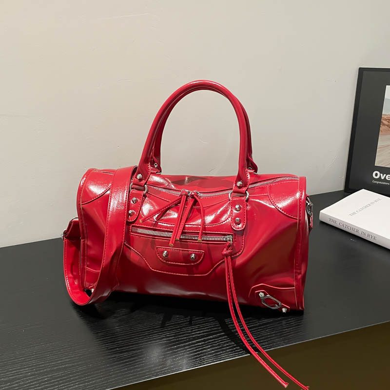Francuski nadahnut rivet motociklistička torba, ženstvena torba s retro jastučastim oblikom, elegantan veliki kapacitet, za rame ili crossbody nošenje.