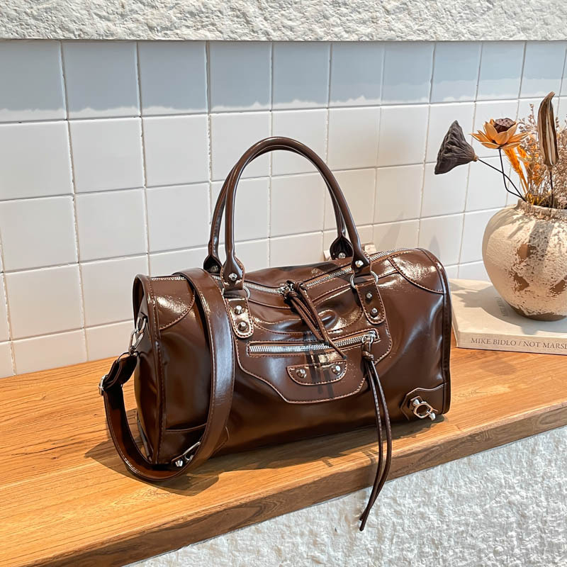 Francuski nadahnut rivet motociklistička torba, ženstvena torba s retro jastučastim oblikom, elegantan veliki kapacitet, za rame ili crossbody nošenje.