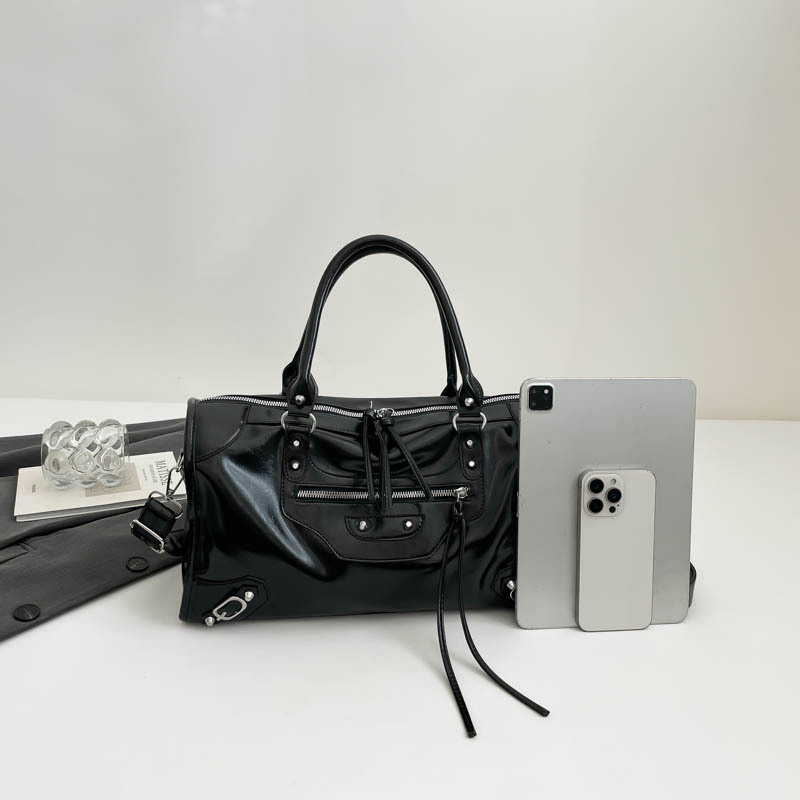 Francuski nadahnut rivet motociklistička torba, ženstvena torba s retro jastučastim oblikom, elegantan veliki kapacitet, za rame ili crossbody nošenje.