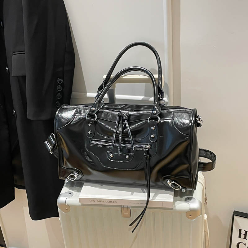 Francuski nadahnut rivet motociklistička torba, ženstvena torba s retro jastučastim oblikom, elegantan veliki kapacitet, za rame ili crossbody nošenje.