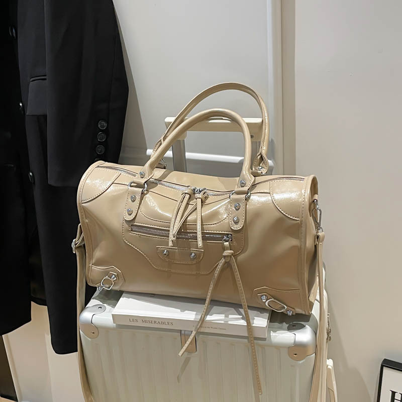 Francuski nadahnut rivet motociklistička torba, ženstvena torba s retro jastučastim oblikom, elegantan veliki kapacitet, za rame ili crossbody nošenje.
