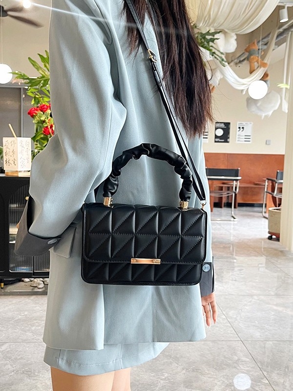 Ženska casual crossbody torbica, mala kvadratna forma, minimalistički dizajn
