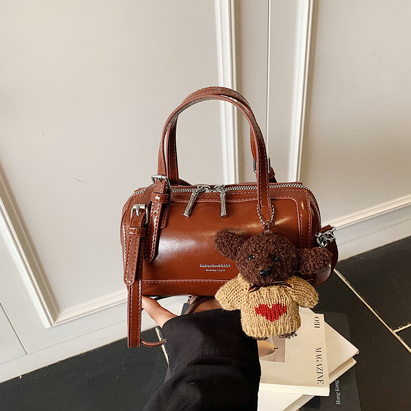 Boston torba 2026, jesen-zima, teksturirana, retro stil, mala, za rameno ili crossbody