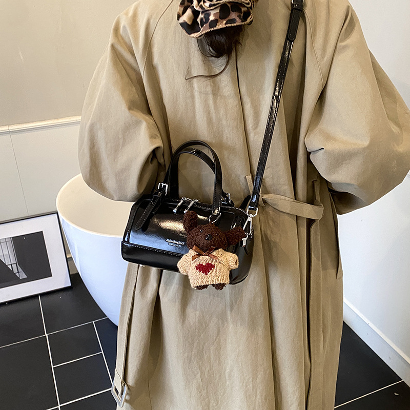 Boston torba 2026, jesen-zima, teksturirana, retro stil, mala, za rameno ili crossbody