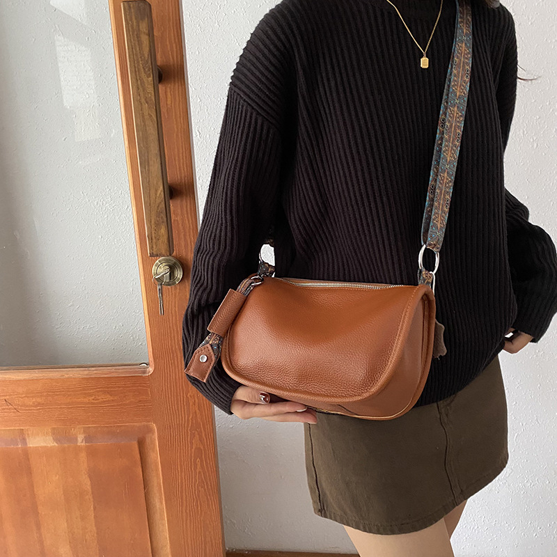 Ženska torbica od prve slojne teleće kože, dumpling stil, crossbody torba s velikim kapacitetom, prava koža, svakodnevna upotreba, zimska kolekcija 2024