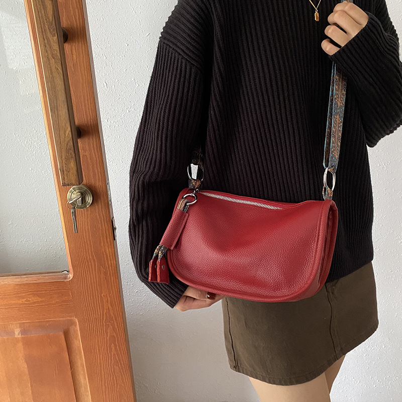 Ženska torbica od prve slojne teleće kože, dumpling stil, crossbody torba s velikim kapacitetom, prava koža, svakodnevna upotreba, zimska kolekcija 2024