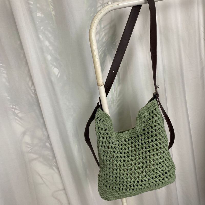 Nova ručno pletena crossbody torba s prozračnim uzorkom, plažna torba od slame, svestrana za svakodnevnu upotrebu, mala tote torba