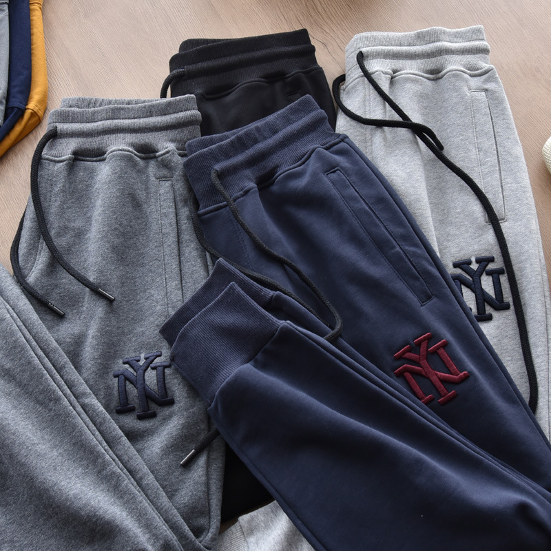 Muške sportske hlače od pamuka s izvezenim detaljima, elastičan pleteni materijal, ravni kroj, visok struk, vezanje, džepovi, svakodnevno sportsko izdanje za jesen
