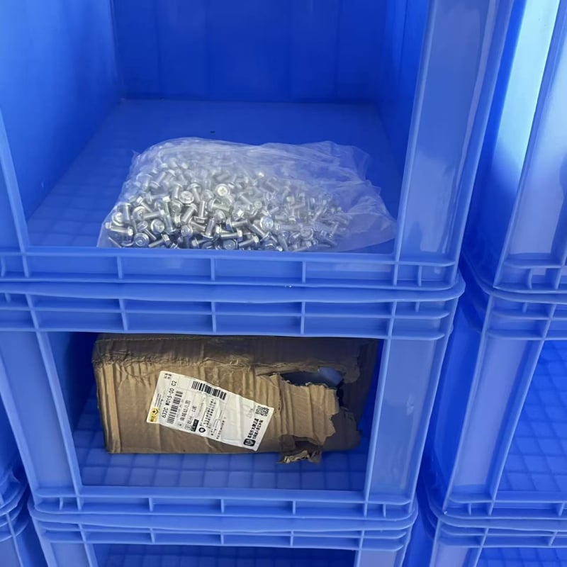 Plastična kutija za pohranu s otvorenim vrhom, plava, injekcijsko oblikovana PP, dimenzije 680×480×420 mm, debljina stijenke 2–5 mm, nosivost 50 kg