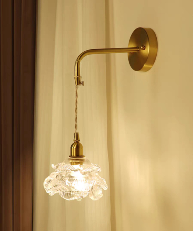 Staklena zidna svjetiljka u vintage franuskog retro stila, pogodna za restorane i gostinjce, elegantan motiv bijele ruže, bakreni završetak, zidna svjetiljka za spavaću sobu