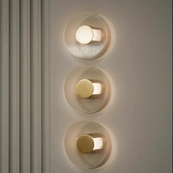 Dizajnerska moderna minimalistička zidna lampa za spavaću sobu s kružnim staklenim sjenilom za akcentnu zidnu površinu