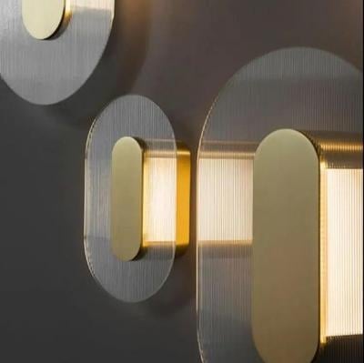 Dizajnerska moderna minimalistička zidna lampa za spavaću sobu s kružnim staklenim sjenilom za akcentnu zidnu površinu