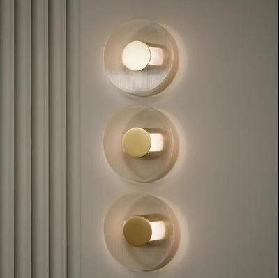 Dizajnerska moderna minimalistička zidna lampa za spavaću sobu s kružnim staklenim sjenilom za akcentnu zidnu površinu