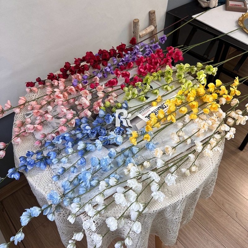 Flori artificiale de nuntă – crengi înalte cu delphinium violet pentru decorul sălii de nuntă, culoarului și fundaluri pentru fotografii