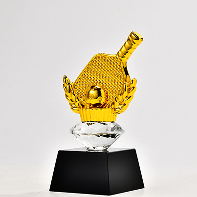 Pickleball trofej — kreativna nagrada od smole u zlatnoj, srebrnoj i bakrenoj boji.