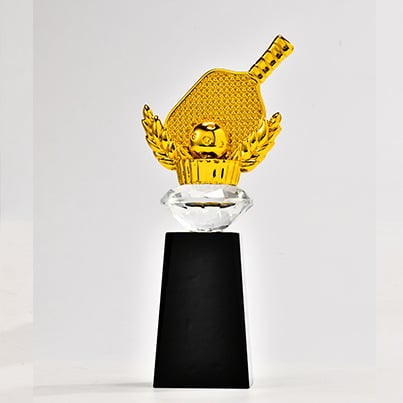 Pickleball trofej — kreativna nagrada od smole u zlatnoj, srebrnoj i bakrenoj boji.