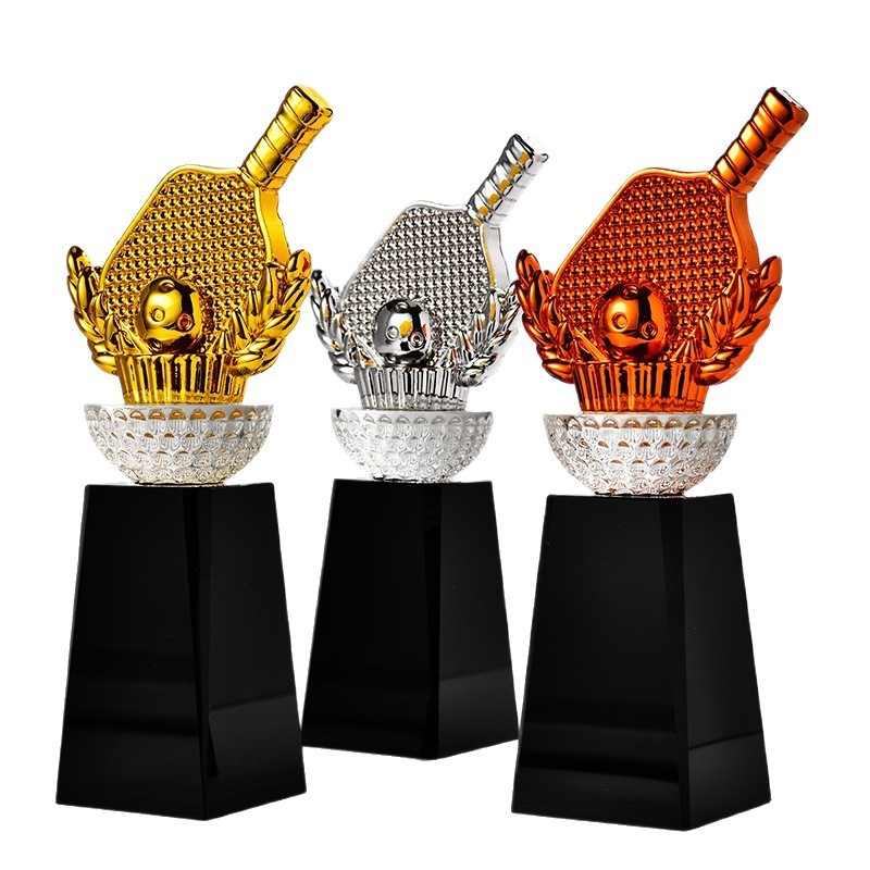 Pickleball trofej — kreativna nagrada od smole u zlatnoj, srebrnoj i bakrenoj boji.