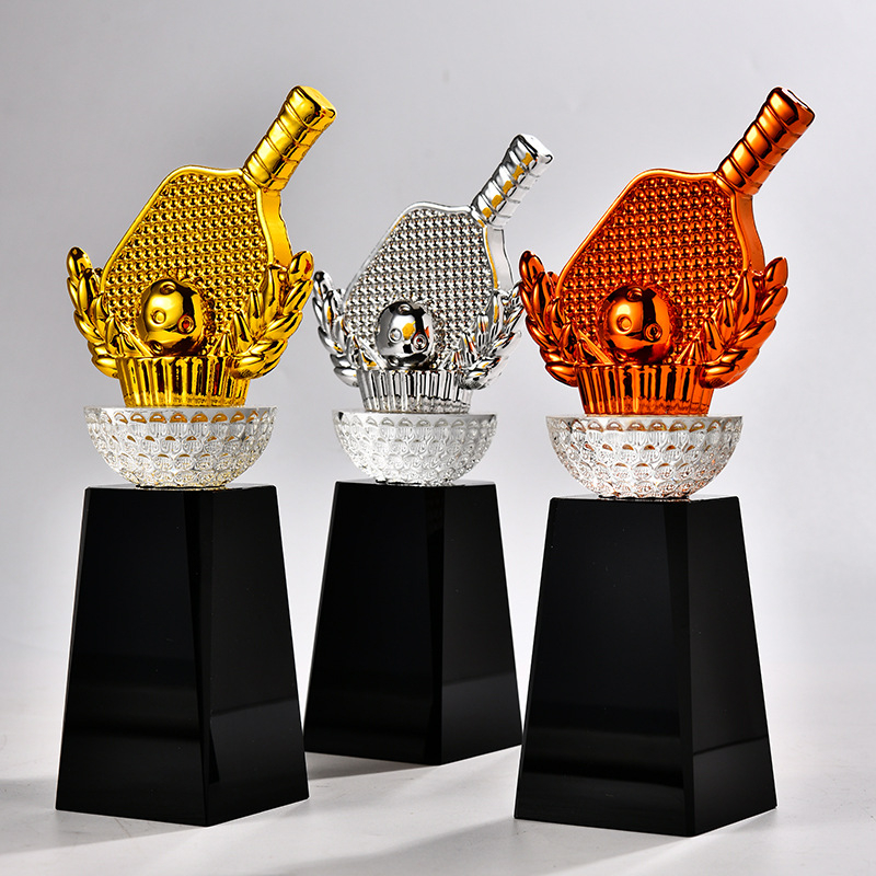 Pickleball trofej — kreativna nagrada od smole u zlatnoj, srebrnoj i bakrenoj boji.