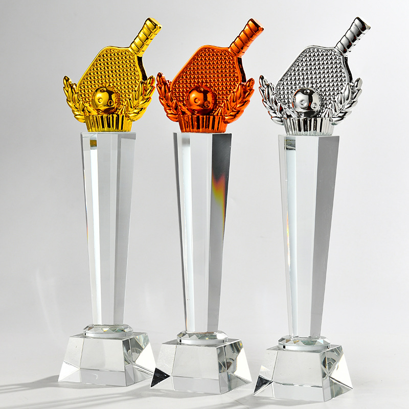 Pickleball trofej — kreativna nagrada od smole u zlatnoj, srebrnoj i bakrenoj boji.