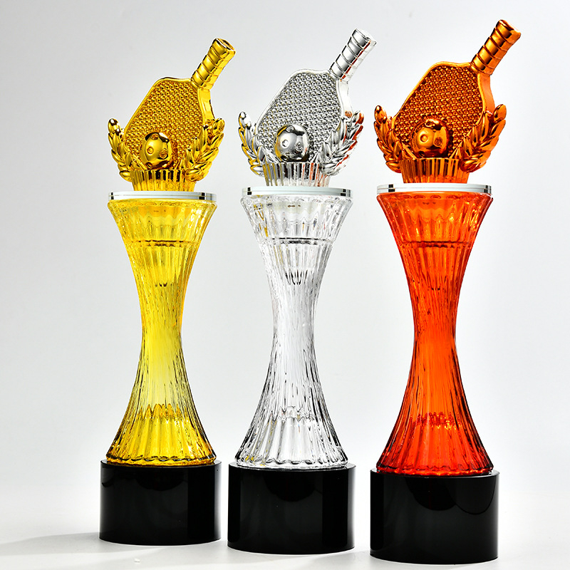 Pickleball trofej — kreativna nagrada od smole u zlatnoj, srebrnoj i bakrenoj boji.