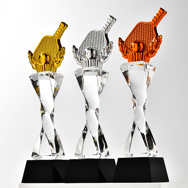 Pickleball trofej — kreativna nagrada od smole u zlatnoj, srebrnoj i bakrenoj boji.