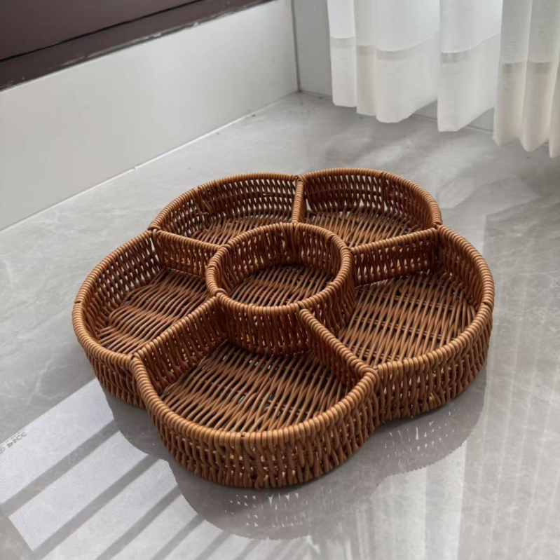 Pleteni plastični kružni koš s podijeljenim pretincima za grickalice i kruh