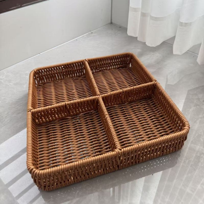 Pleteni plastični kružni koš s podijeljenim pretincima za grickalice i kruh