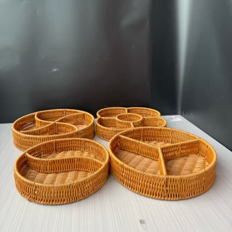 Pleteni plastični kružni koš s podijeljenim pretincima za grickalice i kruh
