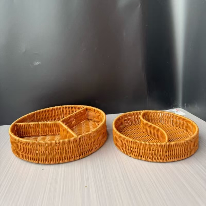 Pleteni plastični kružni koš s podijeljenim pretincima za grickalice i kruh