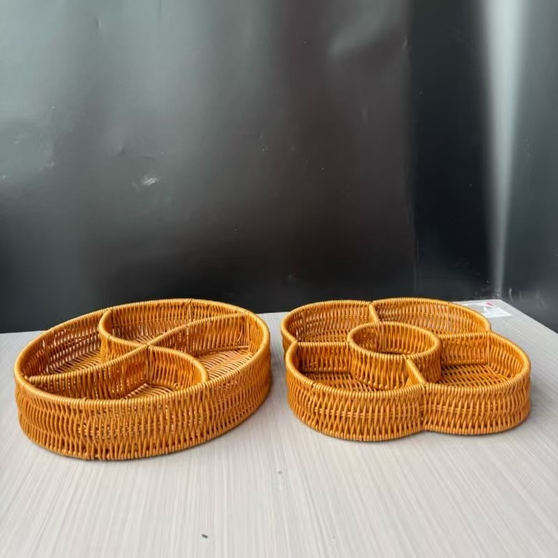Pleteni plastični kružni koš s podijeljenim pretincima za grickalice i kruh
