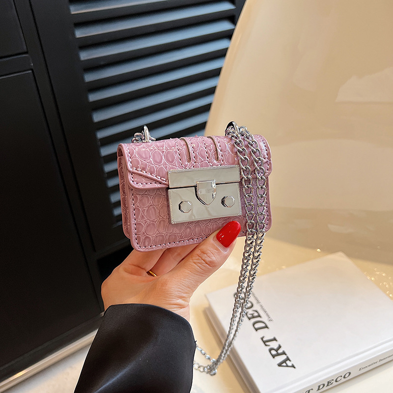 Torba za ruž s mini lančanim remenom, crossbody, jesen 2026, elegantna kvadratna mala torbica
