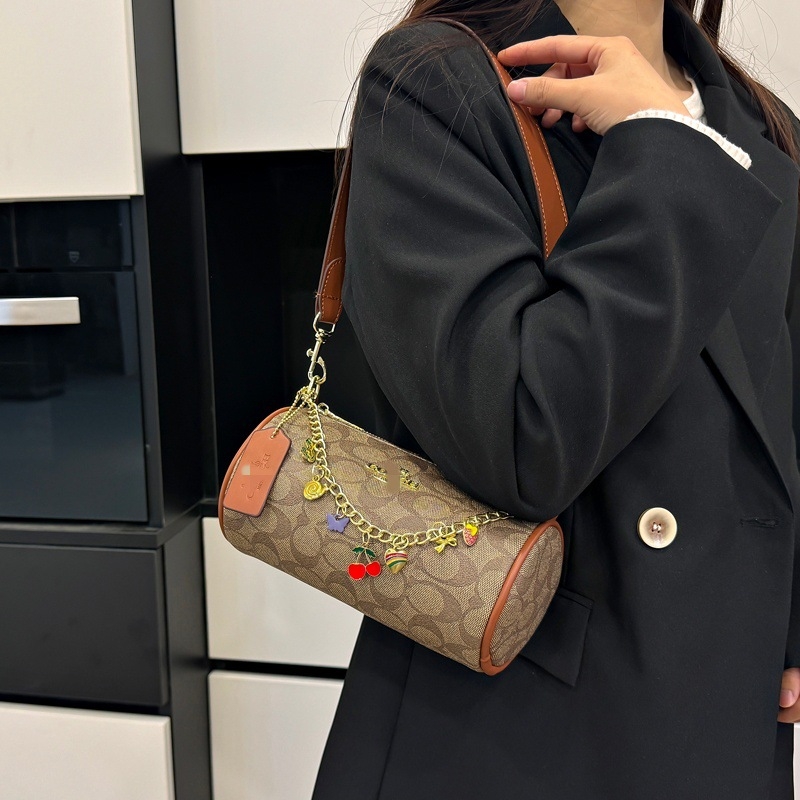 Torba u obliku jastuka s monogramom i lancem — cilindrična PU crossbody