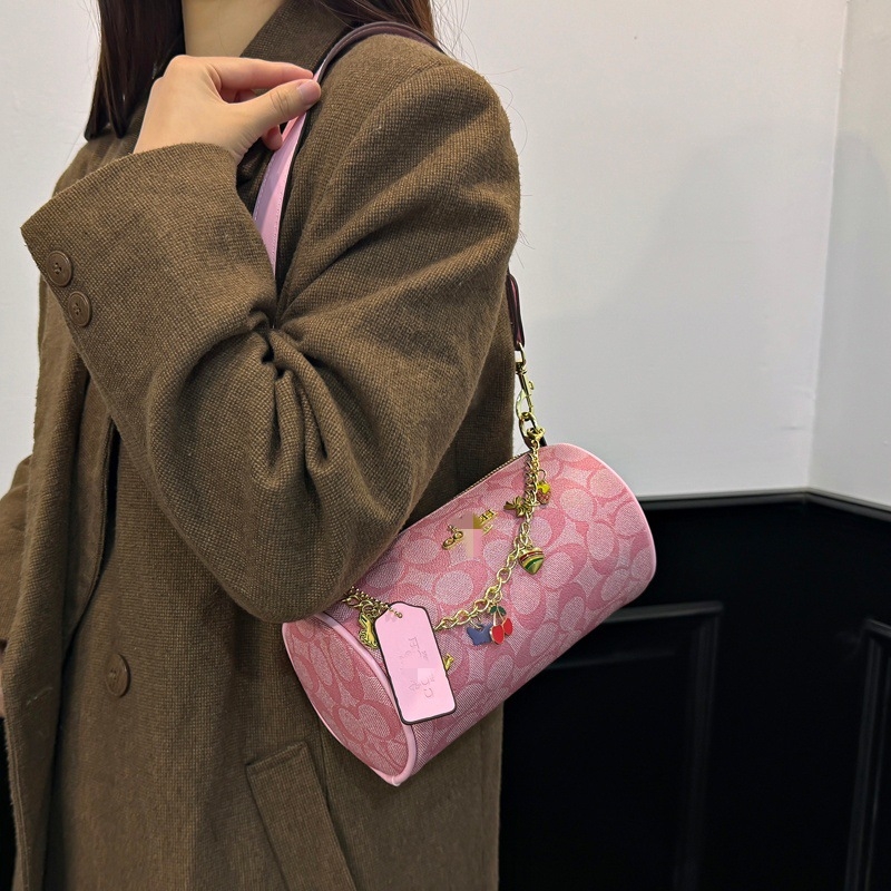 Torba u obliku jastuka s monogramom i lancem — cilindrična PU crossbody