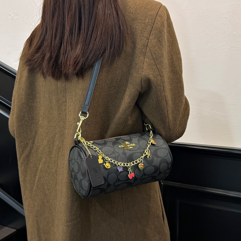 Torba u obliku jastuka s monogramom i lancem — cilindrična PU crossbody