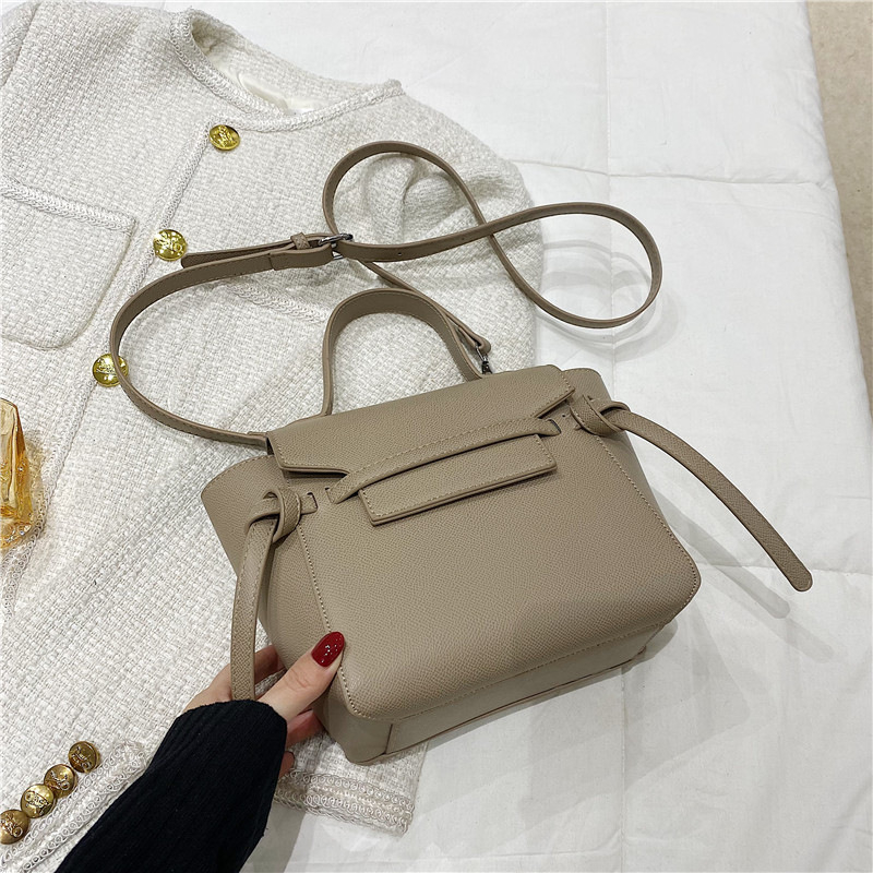 2025 jesenja ženska torba u francuskom stilu, minimalistička i elegantna, preko ramena ili crossbody, s motivom krila, velika kapaciteta