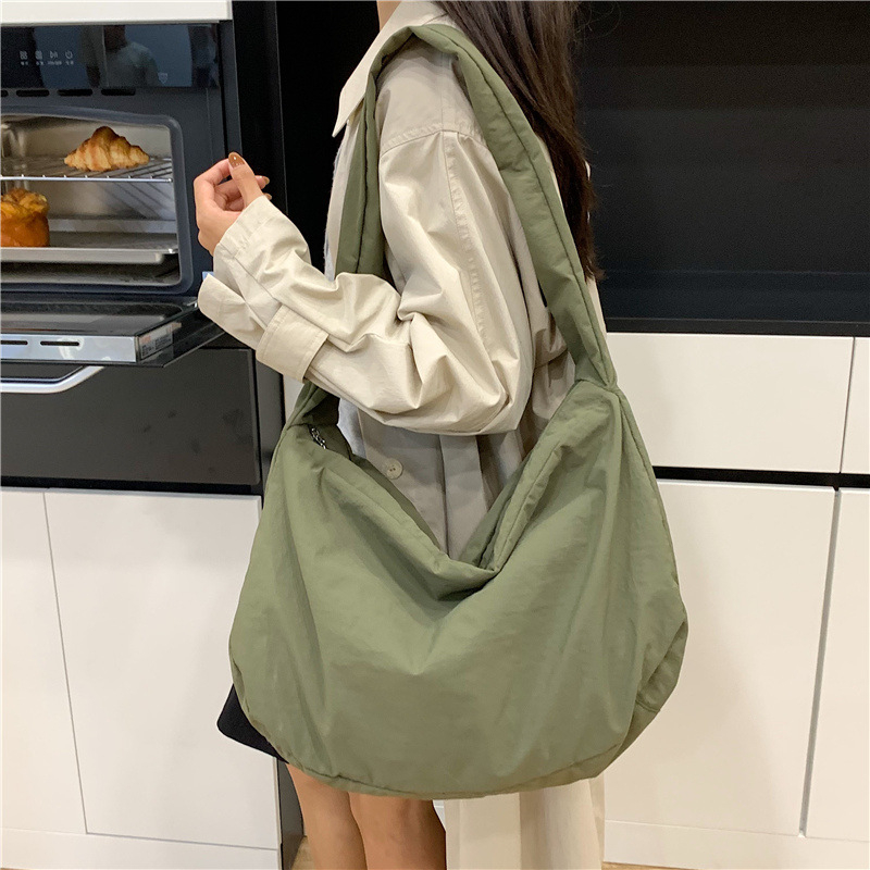 Ženska torba u japanskom stilu, minimalistička i casual, torba u dumpling obliku, jednobojna, svestrana za nošenje preko ramena i crossbody, velik kapacitet