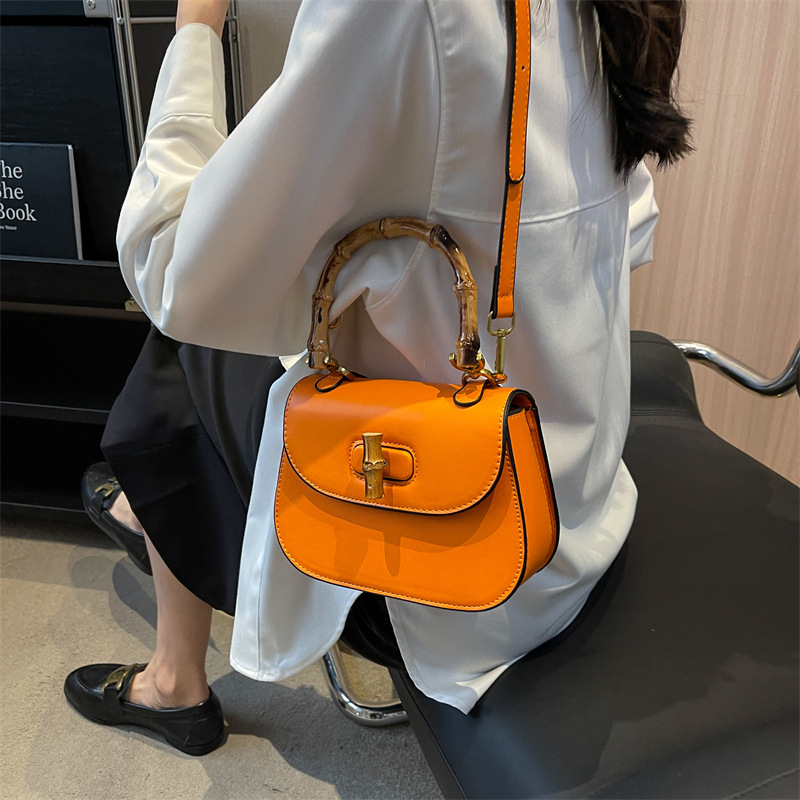 Vrhunska retro sedlovita torba s bambusnom ručkom, ljeto 2026, moderna i svestrana za rame i crossbody