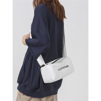 Unisex crossbody torba, lagana i kompaktna cilindrična torba za svakodnevne aktivnosti, vožnju biciklom, sport i jogu. Materijal Oxford platno, zatvarač, unutarnja džep za telefon, jednostruka naramenica.