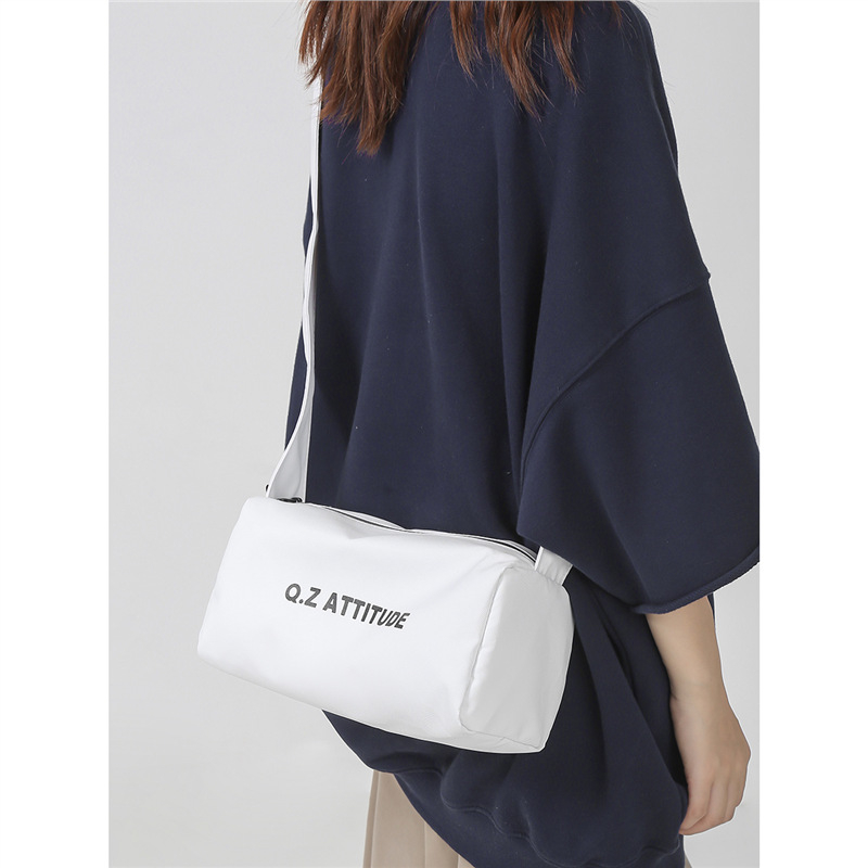 Unisex crossbody torba, lagana i kompaktna cilindrična torba za svakodnevne aktivnosti, vožnju biciklom, sport i jogu. Materijal Oxford platno, zatvarač, unutarnja džep za telefon, jednostruka naramenica.