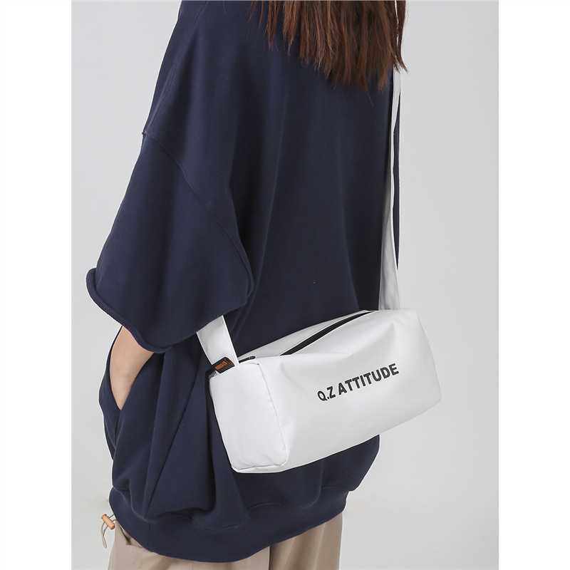 Unisex crossbody torba, lagana i kompaktna cilindrična torba za svakodnevne aktivnosti, vožnju biciklom, sport i jogu. Materijal Oxford platno, zatvarač, unutarnja džep za telefon, jednostruka naramenica.